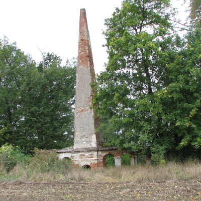 06 - pamětní obelisk v parku