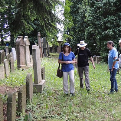 07 - muzejníci na žid. hřbitově