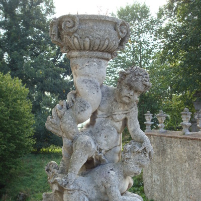 socha u vchodu zámku