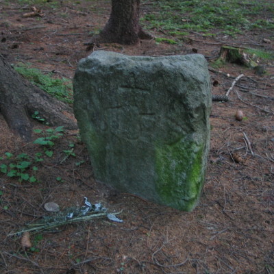 09 - opracovaná kámen s křížem